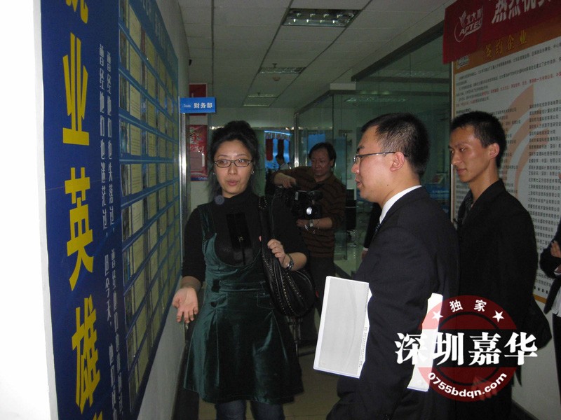 CCTV2記者聽嘉華教育總經(jīng)理介紹中心就業(yè)成果