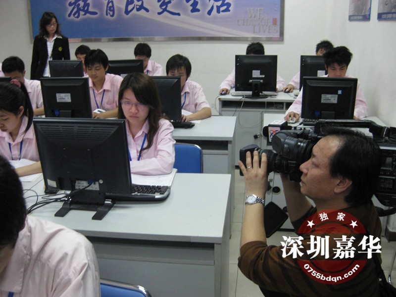 CCTV2拍攝嘉華學(xué)員上機(jī)