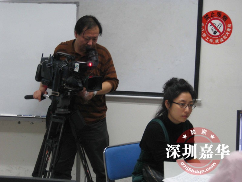 中央電視臺(tái)CCTV2在嘉華學(xué)校攝制現(xiàn)場(chǎng)-記者在采訪學(xué)員