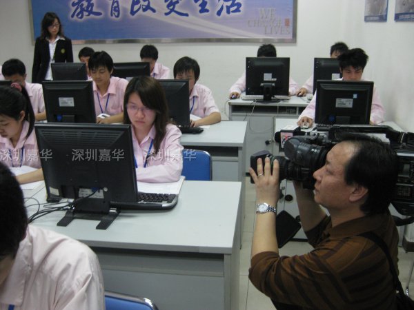 CCTV2拍攝嘉華學(xué)員上機(jī)