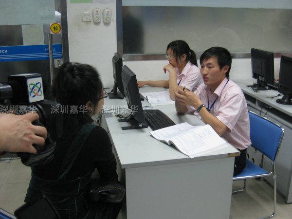 CCTV2攝制現(xiàn)場(chǎng)-記者采訪嘉華學(xué)員