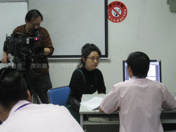 中央電視臺(tái)CCTV2記者盛情在采訪嘉華學(xué)員