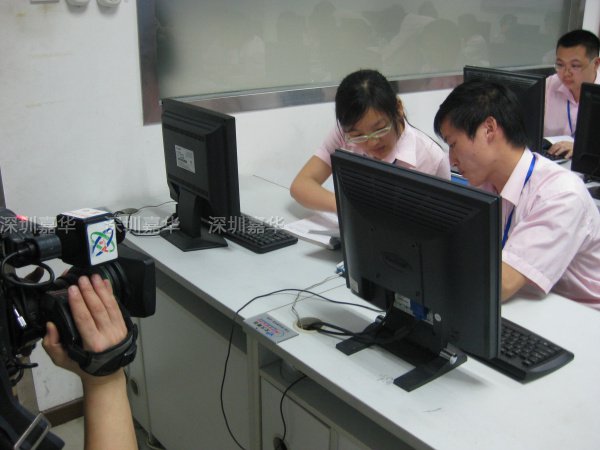 中央電視臺(tái)CCTV2攝制現(xiàn)場(chǎng)-學(xué)員討論技術(shù)問題