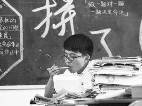 深圳嘉華學(xué)校：高考落榜生學(xué)計(jì)算機(jī)薪酬超大學(xué)生