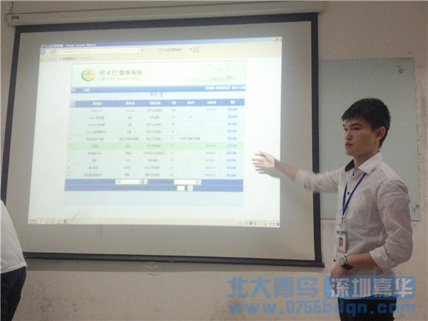 林錦同學(xué)在展示自己的項目_副本