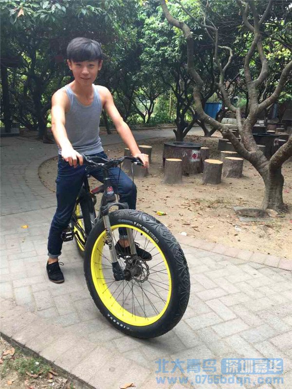看我?guī)洑獾尿T車姿勢
