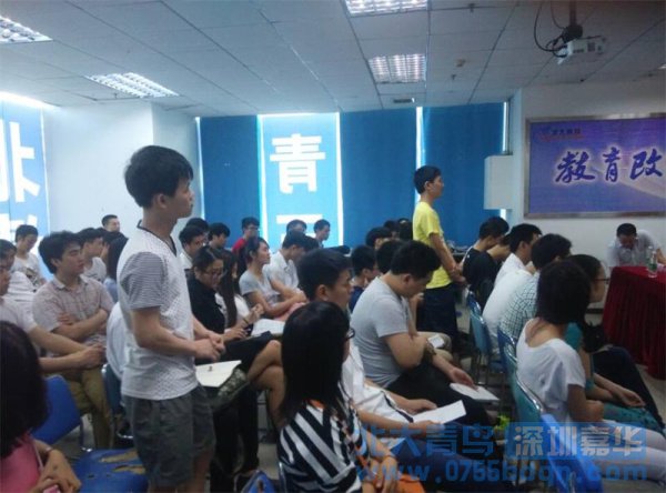 學員在積極的回答問題