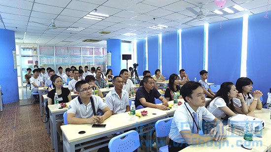 北大青鳥深圳嘉華學校T135班舉行父親節主題家長會