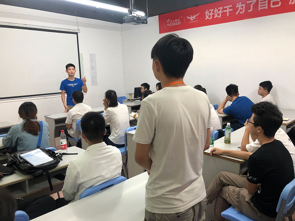 初中畢業(yè)去北大青鳥(niǎo)學(xué)電腦怎么樣